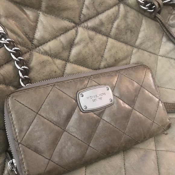 MICHAEL KORS QUILTED BRONZE DISTRESSED SHOULDER BAG AND MATCHING ZIPPERED WALLET - Picture 7 of 12